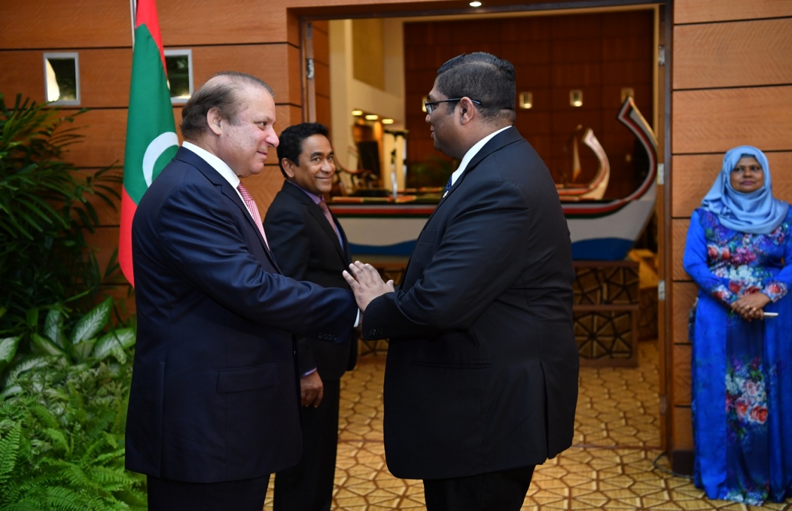 މާލެ: ޖުލައި 25، 2017: ޕާކިސްތާނުގެ ބޮޑުވަޒީރު ނަވާޒް ޝަރީފުގެ ދެކަނބަލުންގެ ޝަރަފުގައި، ރައީސް ޔާމީންގެ ދެކަނބަލުން ދެއްވި ރަސްމީ ޖާފަތުގައި ބަންޑާރަނައިބު މުހައްމަދު އަނިލް(ކ)، ބޮޑުވަޒީރު ނަވާޒް އާ ސަލާމް ކުރައްވަނީ-- ފޮޓޯ: ރައީސް އޮފީސް