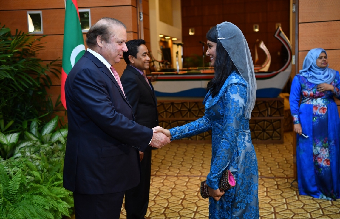 މާލެ: ޖުލައި 25، 2017: ޕާކިސްތާނުގެ ބޮޑުވަޒީރު ނަވާޒް ޝަރީފުގެ ދެކަނބަލުންގެ ޝަރަފުގައި، ރައީސް ޔާމީންގެ ދެކަނބަލުން ދެއްވި ރަސްމީ ޖާފަތުގައި ޖެންޑާ މިނިސްޓަރު އައިމިނަތު ޒެނީޝާ(ކ)، ބޮޑުވަޒީރު ނަވާޒް އާ ސަލާމް ކުރައްވަނީ-- ފޮޓޯ: ރައީސް އޮފީސް