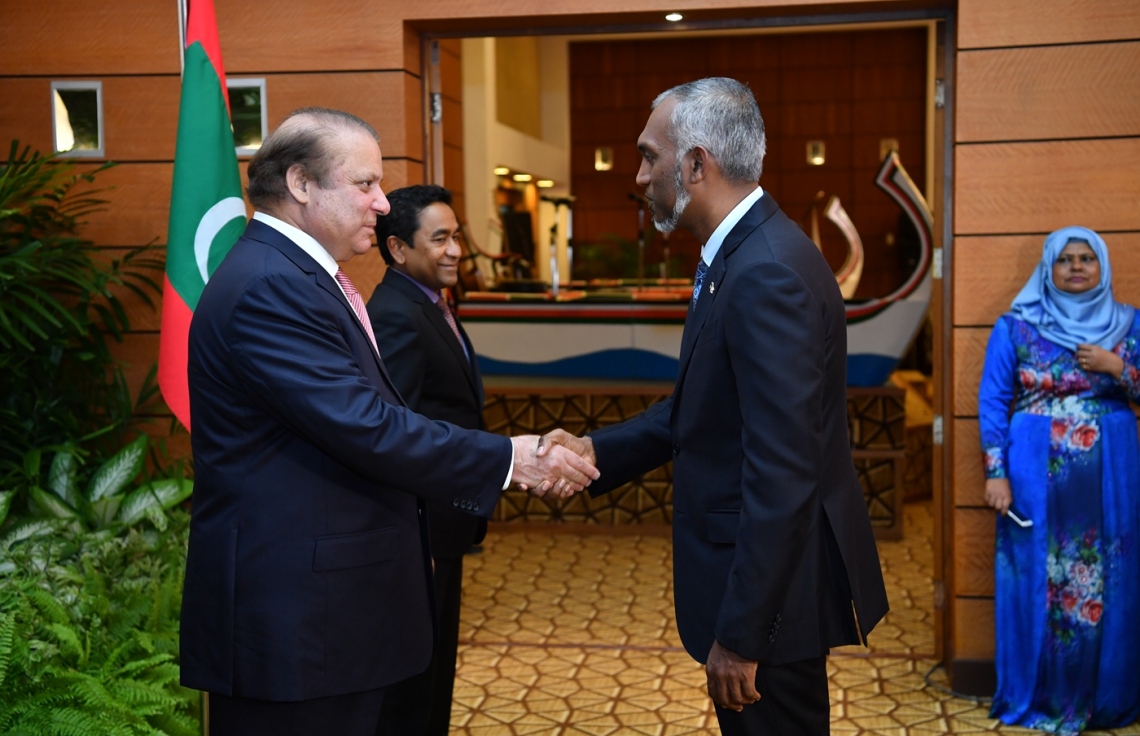 މާލެ: ޖުލައި 25، 2017: ޕާކިސްތާނުގެ ބޮޑުވަޒީރު ނަވާޒް ޝަރީފުގެ ދެކަނބަލުންގެ ޝަރަފުގައި، ރައީސް ޔާމީންގެ ދެކަނބަލުން ދެއްވި ރަސްމީ ޖާފަތުގައި ހައުސިން މިނިސްޓަރު މުހައްމަދު މުއިއްޒު(ކ)، ބޮޑުވަޒީރު ނަވާޒް އާ ސަލާމް ކުރައްވަނީ-- ފޮޓޯ: ރައީސް އޮފީސް