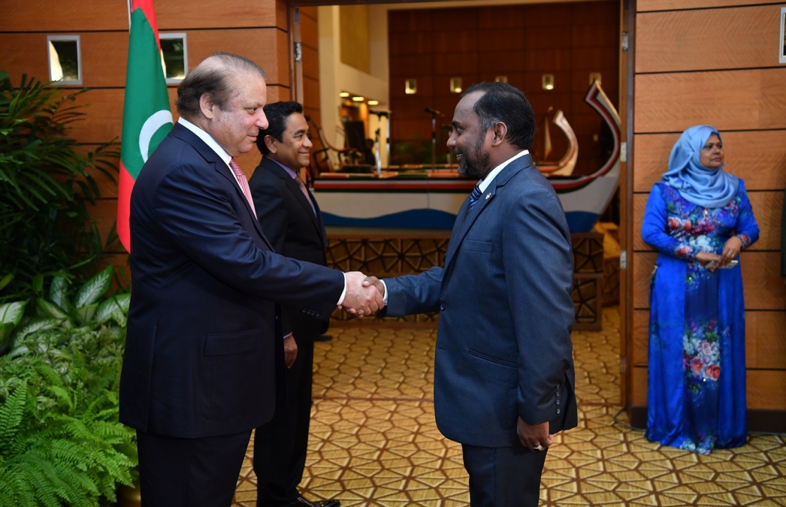 މާލެ: ޖުލައި 25، 2017: ޕާކިސްތާނުގެ ބޮޑުވަޒީރު ނަވާޒް ޝަރީފުގެ ދެކަނބަލުންގެ ޝަރަފުގައި، ރައީސް ޔާމީންގެ ދެކަނބަލުން ދެއްވި ރަސްމީ ޖާފަތުގައި އިސްލާމިކް މިނިސްޓަރު އަހުމަދު ޒިޔާދު ބާގިރު(ކ)، ބޮޑުވަޒީރު ނަވާޒް އާ ސަލާމް ކުރައްވަނީ-- ފޮޓޯ: ރައީސް އޮފީސް