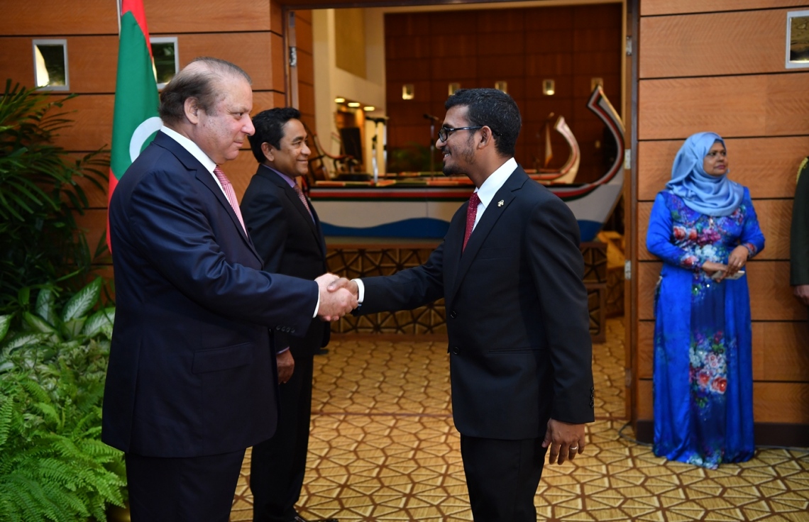 މާލެ: ޖުލައި 25، 2017: ޕާކިސްތާނުގެ ބޮޑުވަޒީރު ނަވާޒް ޝަރީފުގެ ދެކަނބަލުންގެ ޝަރަފުގައި، ރައީސް ޔާމީންގެ ދެކަނބަލުން ދެއްވި ރަސްމީ ޖާފަތުގައި ފިނޭންސް މިނިސްޓަރު އަހުމަދު މުނައްވަރު(ކ)، ބޮޑުވަޒީރު ނަވާޒް އާ ސަލާމް ކުރައްވަނީ-- ފޮޓޯ: ރައީސް އޮފީސް