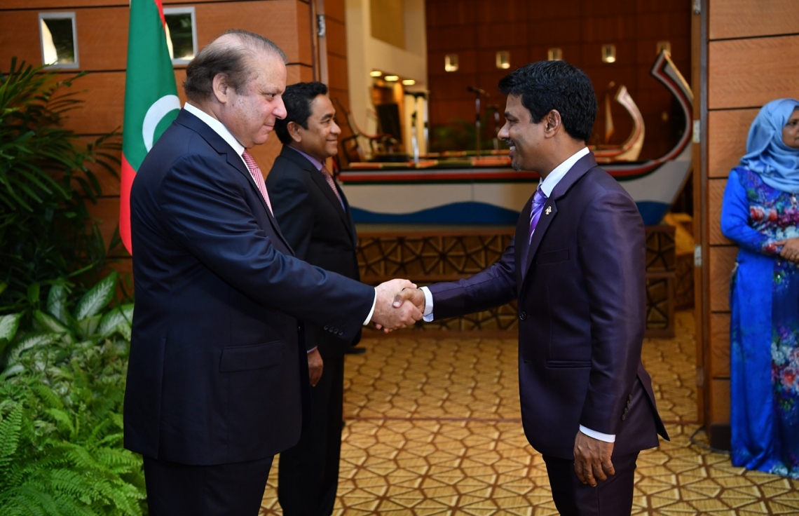 މާލެ: ޖުލައި 25، 2017: ޕާކިސްތާނުގެ ބޮޑުވަޒީރު ނަވާޒް ޝަރީފުގެ ދެކަނބަލުންގެ ޝަރަފުގައި، ރައީސް ޔާމީންގެ ދެކަނބަލުން ދެއްވި ރަސްމީ ޖާފަތުގައި ހެލްތު މިނިސްޓަރު އަބްދުﷲ ނާޒިމް(ކ)، ބޮޑުވަޒީރު ނަވާޒް އާ ސަލާމް ކުރައްވަނީ-- ފޮޓޯ: ރައީސް އޮފީސް