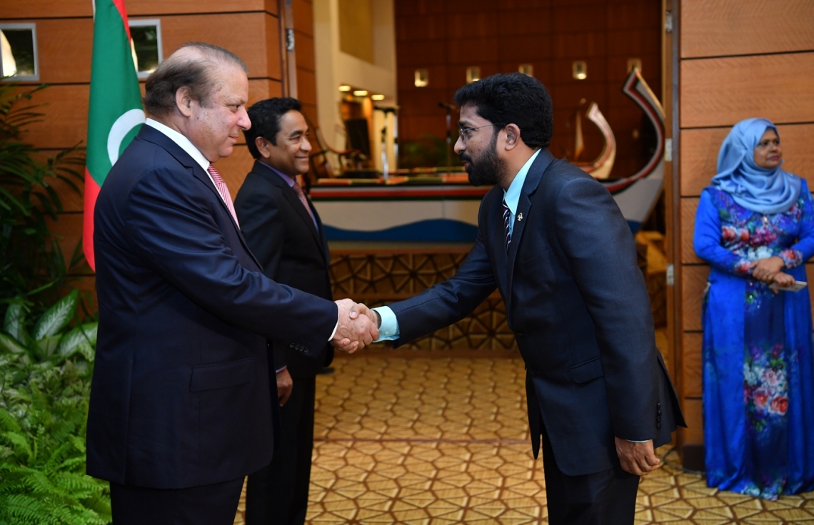 މާލެ: ޖުލައި 25، 2017: ޕާކިސްތާނުގެ ބޮޑުވަޒީރު ނަވާޒް ޝަރީފުގެ ދެކަނބަލުންގެ ޝަރަފުގައި، ރައީސް ޔާމީންގެ ދެކަނބަލުން ދެއްވި ރަސްމީ ޖާފަތުގައި ހޯމް މިނިސްޓަރު އަޒްލީން އަހުމަދު(ކ)، ބޮޑުވަޒީރު ނަވާޒް އާ ސަލާމް ކުރައްވަނީ-- ފޮޓޯ: ރައީސް އޮފީސް