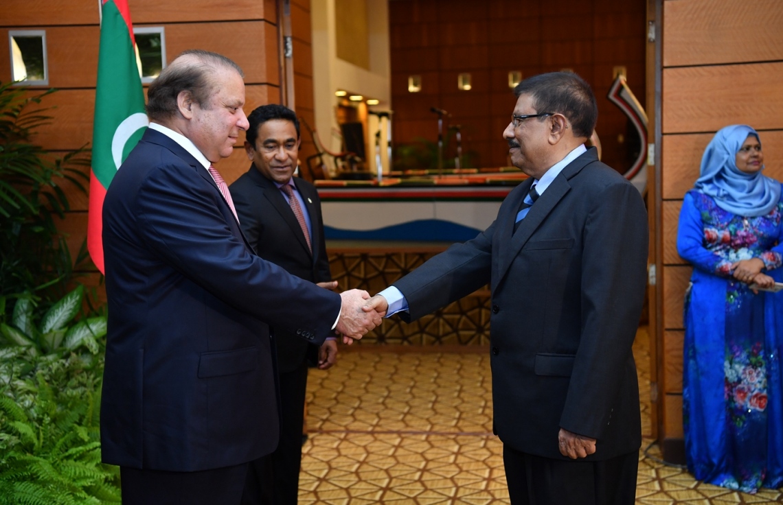 މާލެ: ޖުލައި 25، 2017: މިނިވަން ދުވަހުގެ ރަސްމިއްޔާތު ޝަރަފުވެރި ކޮށްދެއްވުމަށް ވަޑައިގެންނެވި ޕާކިސްތާނުގެ ބޮޑުވަޒީރު ނަވާޒް ޝަރީފުގެ ދެކަނބަލުންގެ ޝަރަފުގައި، ރައީސް ޔާމީންގެ ދެކަނބަލުން ދެއްވި ރަސްމީ ޖާފަތުގައި ސަރުކާރުގެ ބައެއް ވަޒީރުންނާއި އިސްވެރިން ބައިވެރިވެ ވަޑައިގަންނަވަނީ-- ފޮޓޯ: ރައީސް އޮފީސް