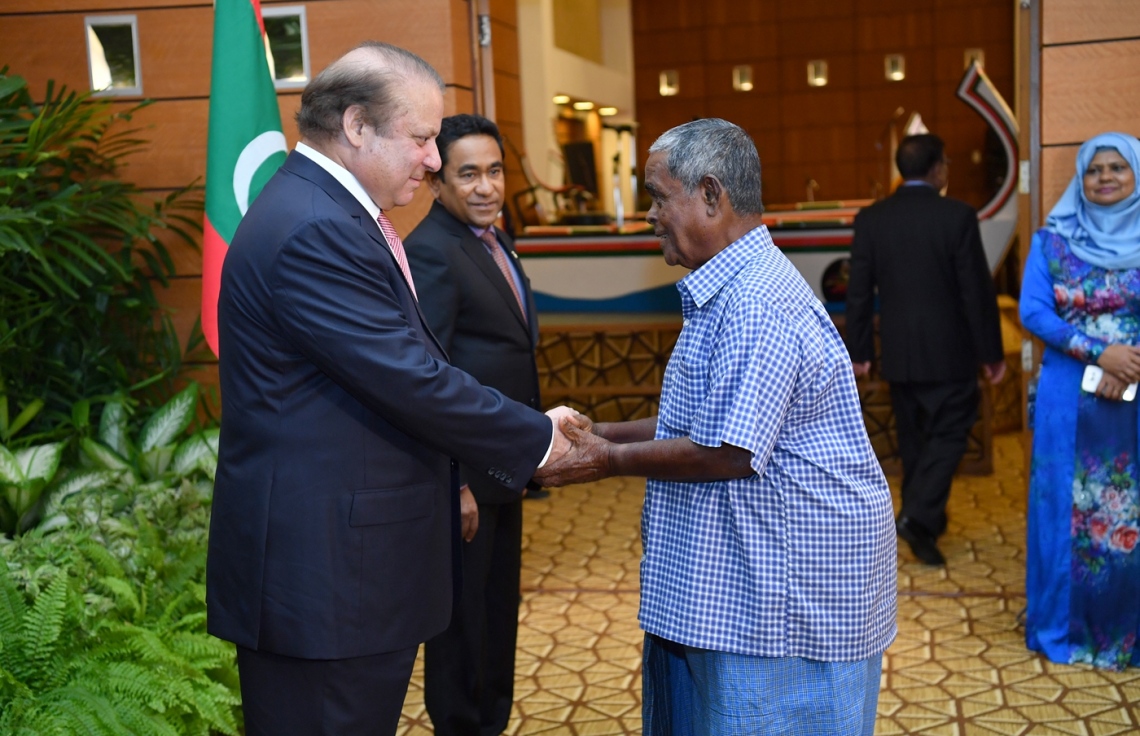 މާލެ: ޖުލައި 25، 2017: މިނިވަން ދުވަހުގެ ރަސްމިއްޔާތު ޝަރަފުވެރި ކޮށްދެއްވުމަށް ވަޑައިގެންނެވި ޕާކިސްތާނުގެ ބޮޑުވަޒީރު ނަވާޒް ޝަރީފުގެ ދެކަނބަލުންގެ ޝަރަފުގައި، ރައީސް ޔާމީންގެ ދެކަނބަލުން ދެއްވި ރަސްމީ ޖާފަތުގައި ސަރުކާރުގެ ބައެއް ވަޒީރުންނާއި އިސްވެރިން ބައިވެރިވެ ވަޑައިގަންނަވަނީ-- ފޮޓޯ: ރައީސް އޮފީސް