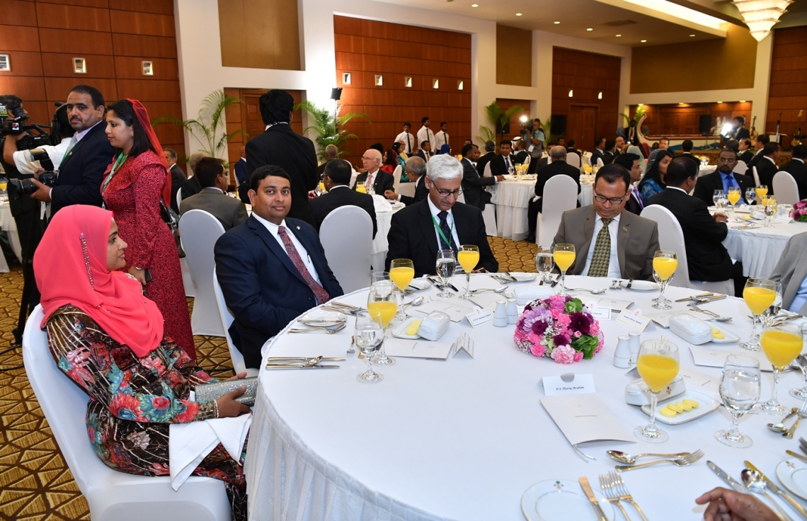 މާލެ: ޖުލައި 25، 2017: މިނިވަން ދުވަހުގެ ރަސްމިއްޔާތު ޝަރަފުވެރި ކޮށްދެއްވުމަށް ވަޑައިގެންނެވި ޕާކިސްތާނުގެ ބޮޑުވަޒީރު ނަވާޒް ޝަރީފުގެ ދެކަނބަލުންގެ ޝަރަފުގައި، ރައީސް ޔާމީންގެ ދެކަނބަލުން ދެއްވި ރަސްމީ ޖާފަތުގައި ސަރުކާރުގެ ބައެއް ވަޒީރުންނާއި އިސްވެރިން ބައިވެރިވެ ވަޑައިގަންނަވަނީ-- ފޮޓޯ: ރައީސް އޮފީސް