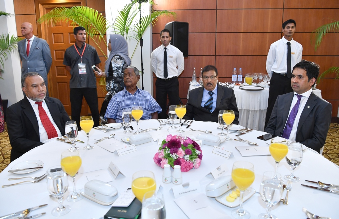 މާލެ: ޖުލައި 25، 2017: މިނިވަން ދުވަހުގެ ރަސްމިއްޔާތު ޝަރަފުވެރި ކޮށްދެއްވުމަށް ވަޑައިގެންނެވި ޕާކިސްތާނުގެ ބޮޑުވަޒީރު ނަވާޒް ޝަރީފުގެ ދެކަނބަލުންގެ ޝަރަފުގައި، ރައީސް ޔާމީންގެ ދެކަނބަލުން ދެއްވި ރަސްމީ ޖާފަތުގައި ސަރުކާރުގެ ބައެއް ވަޒީރުންނާއި އިސްވެރިން ބައިވެރިވެ ވަޑައިގަންނަވަނީ-- ފޮޓޯ: ރައީސް އޮފީސް