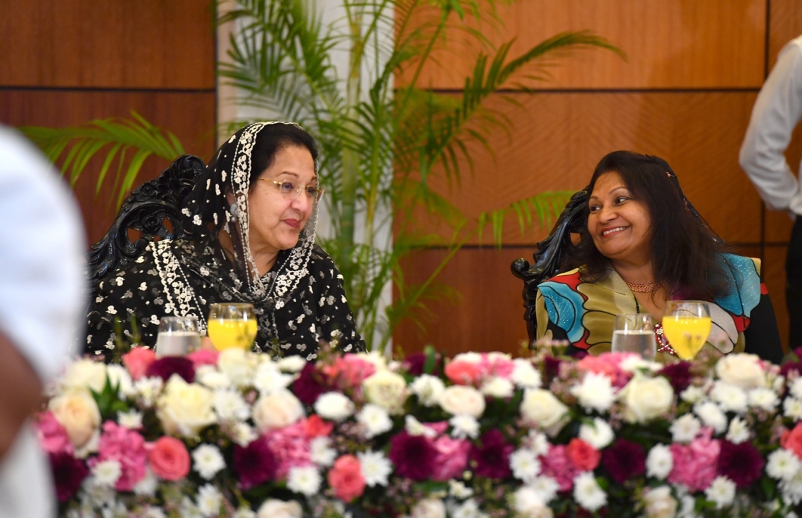 މާލެ: ޖުލައި 25، 2017: މިނިވަން ދުވަހުގެ ރަސްމިއްޔާތު ޝަރަފުވެރި ކޮށްދެއްވުމަށް ވަޑައިގެންނެވި ޕާކިސްތާނުގެ ބޮޑުވަޒީރު ނަވާޒް ޝަރީފުގެ ދެކަނބަލުންގެ ޝަރަފުގައި، ރައީސް ޔާމީންގެ ދެކަނބަލުން ދެއްވި ރަސްމީ ޖާފަތުގައި ނަވާޒް ޝަރީފުގެ އަނބިކަނބަލުން ބޭގަމް ކުލްސޫމް(ވ) އަދި ކުރީގެ ރައީސް މުހައްމަދު ވަހީދުގެ އަނބިކަނބަލުން އިލްހާމް ހުސެން ބައިވެރިވެ ވަޑައިގަންނަވަނީ-- ފޮޓޯ: ރައީސް އޮފީސް