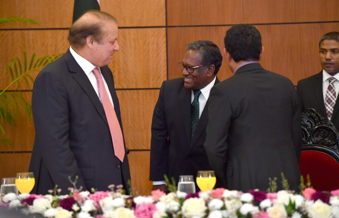 މާލެ: ޖުލައި 25، 2017: މިނިވަން ދުވަހުގެ ރަސްމިއްޔާތު ޝަރަފުވެރި ކޮށްދެއްވުމަށް ވަޑައިގެންނެވި ޕާކިސްތާނުގެ ބޮޑުވަޒީރު ނަވާޒް ޝަރީފުގެ ދެކަނބަލުންގެ ޝަރަފުގައި، ރައީސް ޔާމީންގެ ދެކަނބަލުން ދެއްވި ރަސްމީ ޖާފަތުގައި ރައީސް ޔާމީނާއި ނަވާޒް ޝަރީފު(ވ) އަދި ކުރީގެ ރައީސް މުހައްމަދު ވަހީދު(މ) ބައިވެރިވެ ވަޑައިގަންނަވަނީ-- ފޮޓޯ: ރައީސް އޮފީސް