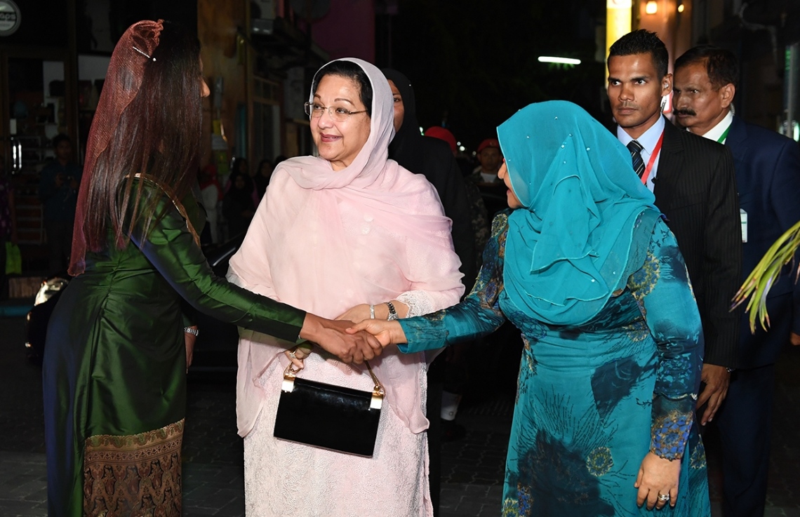 މާލެ: ޖުލައި 26، 2017: ރައީސް ޔާމީންގެ އަނބިކަނބަލުންނާއި ޕާކިސްތާނުގެ ބޮޑުވަޒީރުގެ އަނބިކަނބަލުން، ޖަމާލުއްދީން ސްކޫލަށް ކުރެއްވި ޒިޔާރަތުގައި އެޑިއުކޭޝަން މިނިސްޓަރު އައިޝަތު ޝިހާމް އެ ދެކަނަބަލުންނަށް މަރުހަބާ ދަންނަވަނީ.-- ފޮޓޯ: ރައީސް އޮފީސް