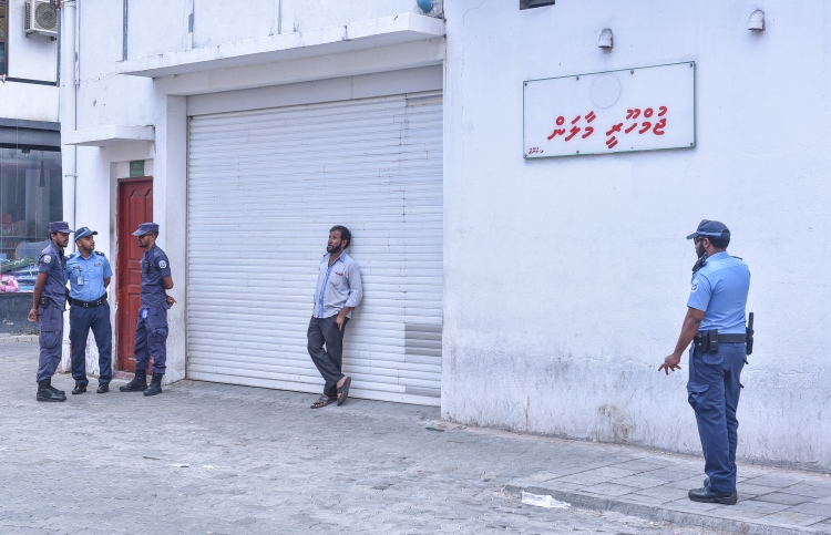 ކުނޫޒު އޮތީ ހިސޯރުކޮށްފައި: އިދިކޮޅު ޕާޓީތައް