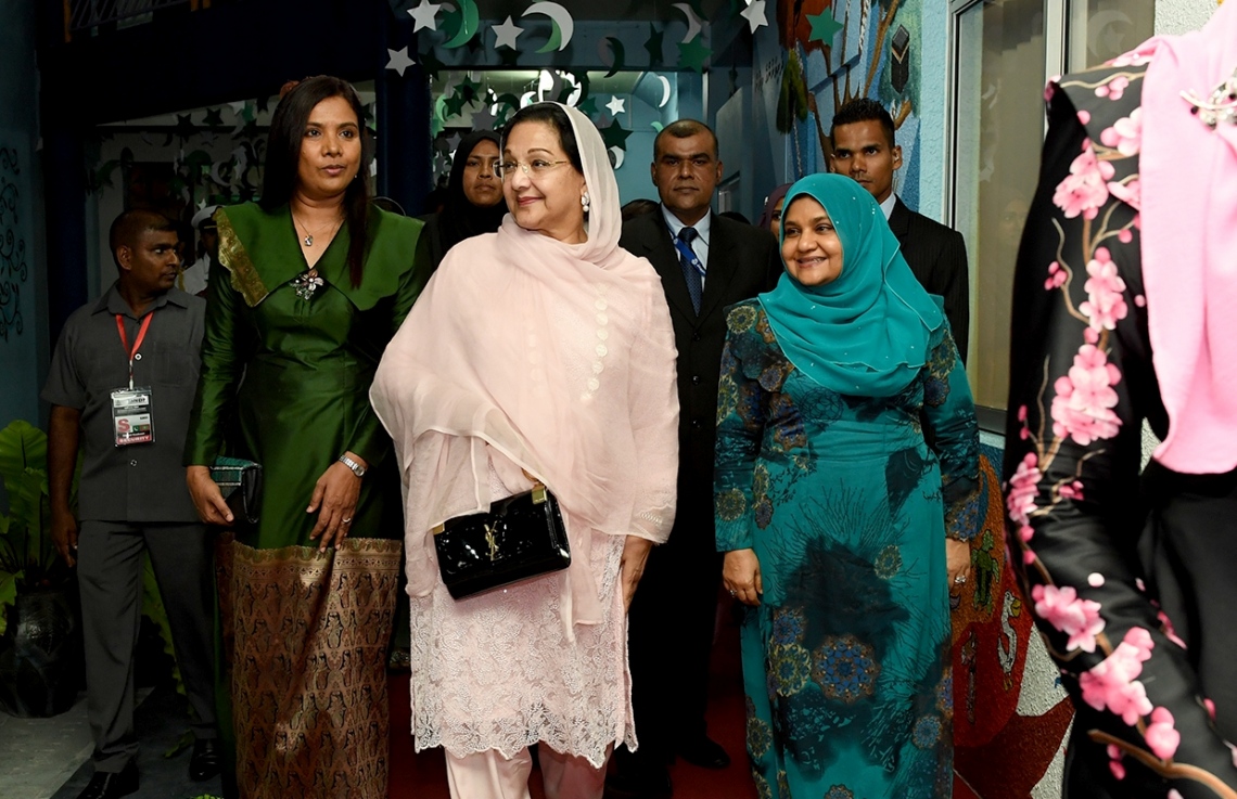 މާލެ: ޖުލައި 25، 2017- ރައީސް ޔާމީންގެ އަނބިކަނބަލުންނާއި ޕާކިސްތާނުގެ ބޮޑުވަޒީރުގެ އަނބިކަނބަލުން، ޖަމާލުއްދީން ސްކޫލަށް ކުރެއްވި ޒިޔާރަތުގައި ސްކޫލުގެ ދަރިވަރުންތަކެއް ހުށަހަޅައިދިން އައިޓަމެއް ބައްލަވާލައްވަނީ.-- ފޮޓޯ: ރައީސް އޮފީސް