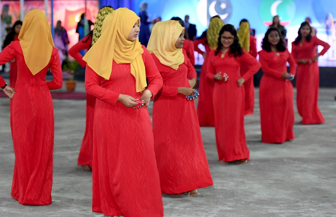 މާލެ: ޖުލައި 26، 2017: ރައީސް ޔާމީންގެ އަނބިކަނބަލުންނާއި ޕާކިސްތާނުގެ ބޮޑުވަޒީރުގެ އަނބިކަނބަލުން، ޖަމާލުއްދީން ސްކޫލަށް ކުރެއްވި ޒިޔާރަތުގައި ސްކޫލުގެ ދަރިވަރުންތަކެއް އައިޓަމެއް ހުށަހަޅައިދެނީ.-- ފޮޓޯ: ރައީސް އޮފީސް