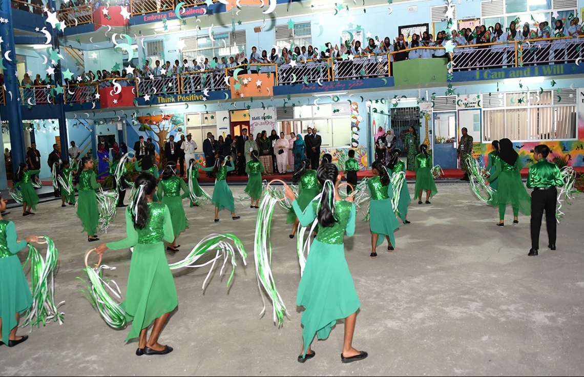 މާލެ: ޖުލައި 26، 2017: ރައީސް ޔާމީންގެ އަނބިކަނބަލުންނާއި ޕާކިސްތާނުގެ ބޮޑުވަޒީރުގެ އަނބިކަނބަލުން، ޖަމާލުއްދީން ސްކޫލަށް ކުރެއްވި ޒިޔާރަތުގެ ތެރެއިން.-- ފޮޓޯ: ރައީސް އޮފީސް