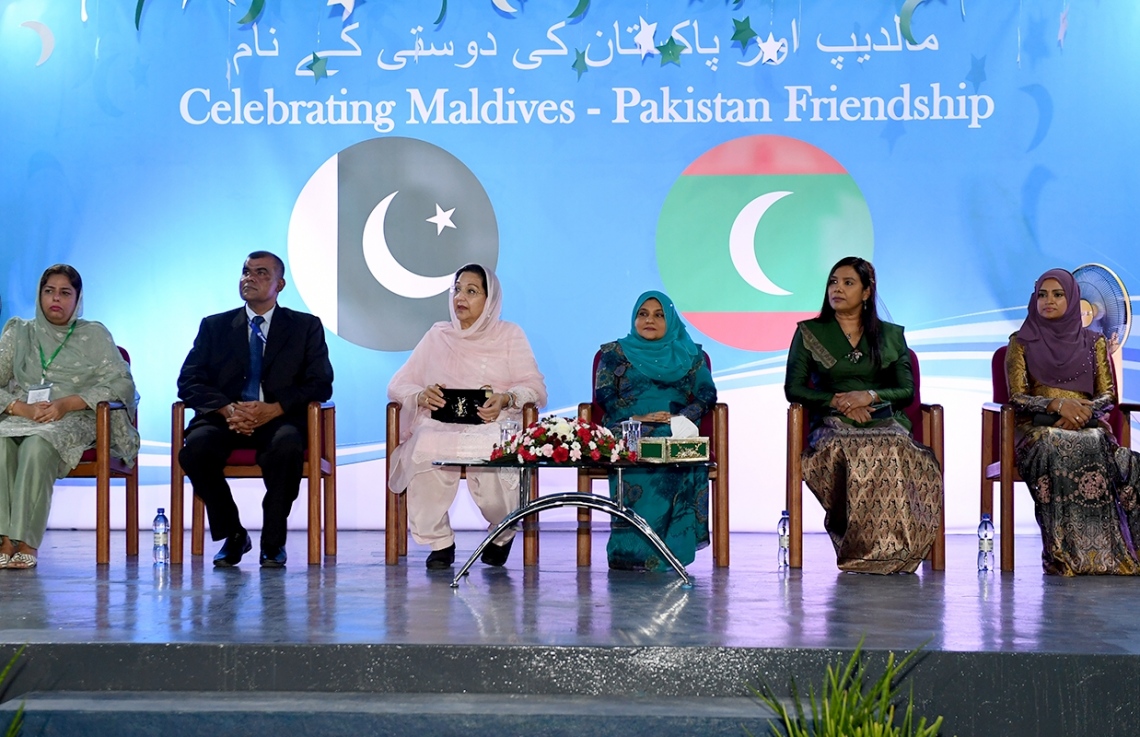 މާލެ: ޖުލައި 25، 2017- ރައީސް ޔާމީންގެ އަނބިކަނބަލުންނާއި ޕާކިސްތާނުގެ ބޮޑުވަޒީރުގެ އަނބިކަނބަލުން، ޖަމާލުއްދީން ސްކޫލަށް ކުރެއްވި ޒިޔާރަތުގެ ތެރެއިން.-- ފޮޓޯ: ރައީސް އޮފީސް