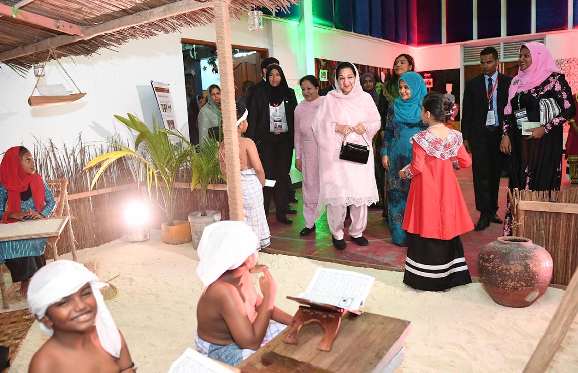 މާލެ: ޖުލައި 25، 2017- ރައީސް ޔާމީންގެ އަނބިކަނބަލުންނާއި ޕާކިސްތާނުގެ ބޮޑުވަޒީރުގެ އަނބިކަނބަލުން، ޖަމާލުއްދީން ސްކޫލަށް ކުރެއްވި ޒިޔާރަތުގައި ސްކޫލުގެ ދަރިވަރުން ކުރިއަށް ގެންދިޔަ އައިޓަމެއް ބައްލަވާލައްވަނީ.-- ފޮޓޯ: ރައީސް އޮފީސް