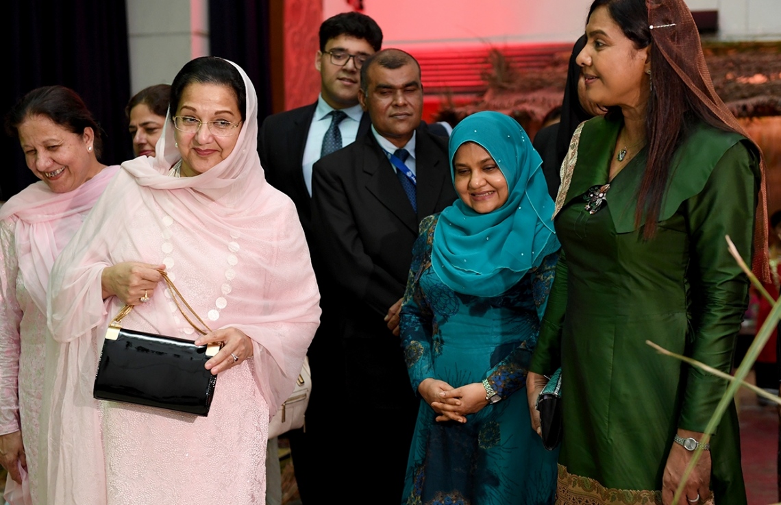 މާލެ: ޖުލައި 25، 2017: ރައީސް ޔާމީންގެ އަނބިކަނބަލުންނާއި ޕާކިސްތާނުގެ ބޮޑުވަޒީރުގެ އަނބިކަނބަލުން، ޖަމާލުއްދީން ސްކޫލަށް ކުރެއްވި ޒިޔާރަތުގައި ސްކޫލުގެ ދަރިވަރުން ކުރިއަށް ގެންދިޔަ އައިޓަމެއް ބައްލަވާލައްވަނީ.-- ފޮޓޯ: ރައީސް އޮފީސް