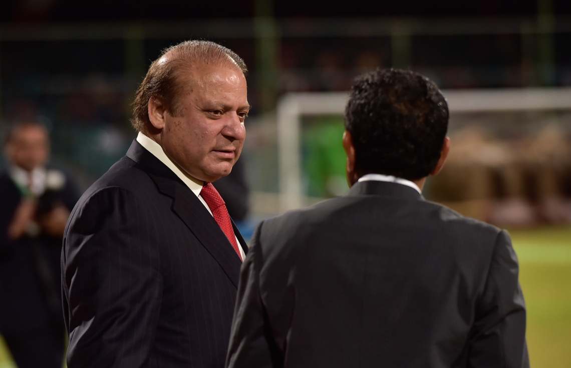 މާލެ: ޖުލައި 26، 2017: މި އަހަރުގެ މިނިވަން ދުވަހާ ގުޅިގެން ގަލޮޅު ދަނޑުގައި ބޭއްވި ހެވިކަމާއި ކުޅިވަރުގެ އައިޓަމްތައް ޝަރަފުވެރި ކޮށްދެއްވުމަށް ޕާކިސްތާނުގެ ބޮޑުވަޒީރު ނަވާޒް ޝަރީފް ވަޑައިގަތުމުން، ރައީސް ޔާމީން މަރުހަބާ ދަންނަވަނީ.---މިހާރު ފޮޓޯ: ހުސެއިން ވަހީދު