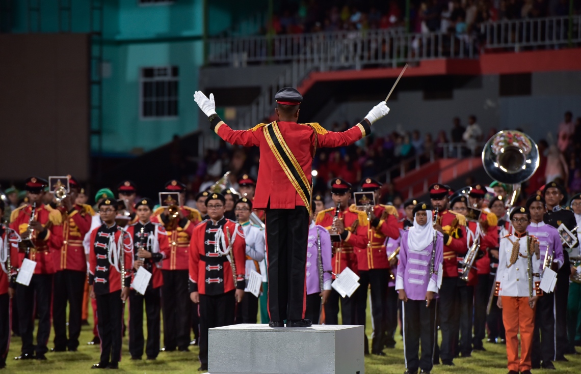 މާލެ: ޖުލައި 26، 2017: މި އަހަރުގެ މިނިވަން ދުވަހާ ގުޅިގެން ގަލޮޅު ދަނޑުގައި ބޭއްވި ހެވިކަމާއި ކުޅިވަރުގެ އައިޓަމްތަކުގެ ތެރެއިން ބޭންޑުގައި މިއުޒިކް ކުޅެނީ.---މިހާރު ފޮޓޯ: ހުސެއިން ވަހީދު