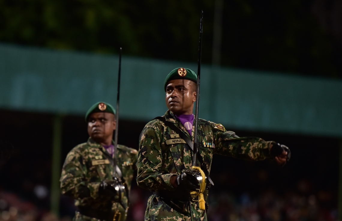 މާލެ: ޖުލައި 26، 2017: މި އަހަރުގެ މިނިވަން ދުވަހާ ގުޅިގެން ގަލޮޅު ދަނޑުގައި ބޭއްވި ހެވިކަމާއި ކުޅިވަރުތަކުގެ ތެރެއިން ސިފައިންގެ ރޫޓްމާޗް.---މިހާރު ފޮޓޯ: ހުސެއިން ވަހީދު