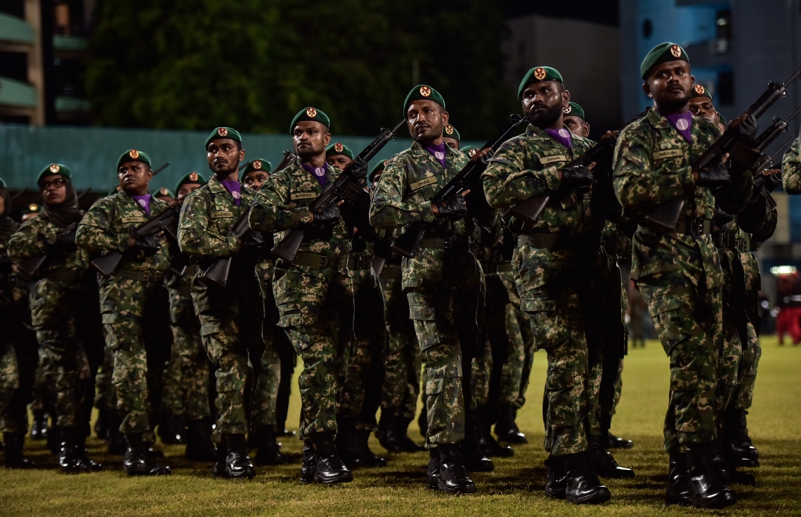 މާލެ: ޖުލައި 26، 2017: މި އަހަރުގެ މިނިވަން ދުވަހާ ގުޅިގެން ގަލޮޅު ދަނޑުގައި ބޭއްވި ހެވިކަމާއި ކުޅިވަރުތަކުގެ ތެރެއިން ސިފައިންގެ ރޫޓްމާޗް.---މިހާރު ފޮޓޯ: ހުސެއިން ވަހީދު