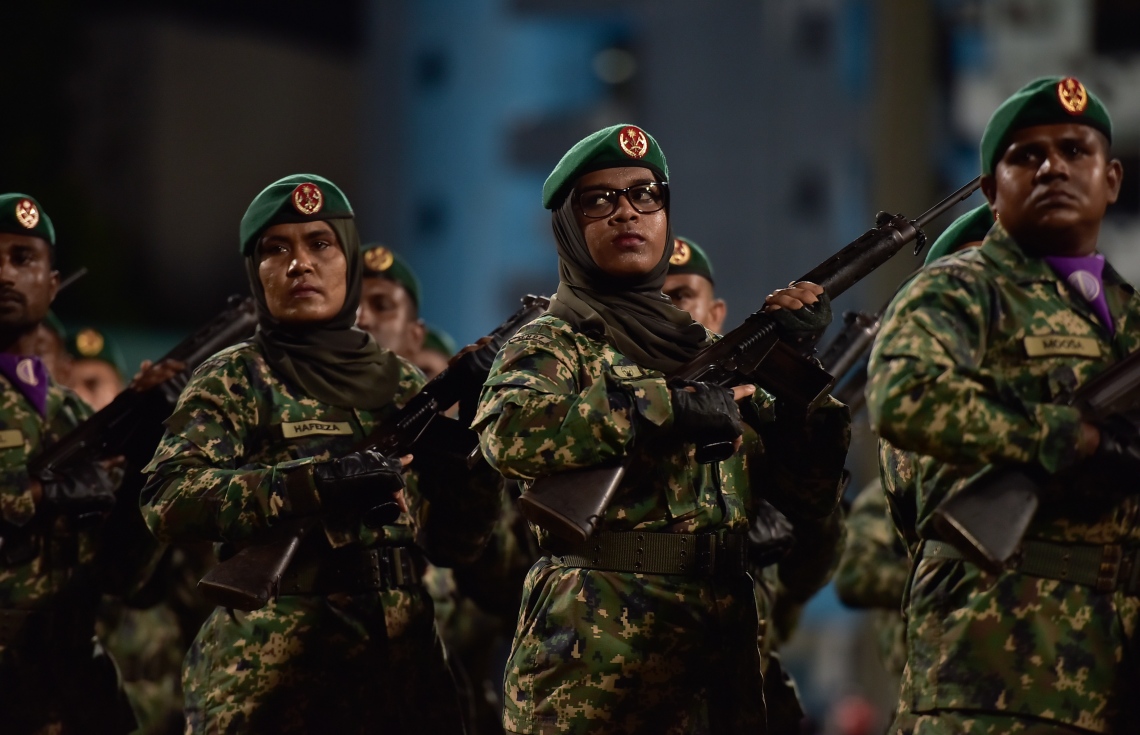 މާލެ: ޖުލައި 26، 2017: މި އަހަރުގެ މިނިވަން ދުވަހާ ގުޅިގެން ގަލޮޅު ދަނޑުގައި ބޭއްވި ހެވިކަމާއި ކުޅިވަރުތަކުގެ ތެރެއިން ސިފައިންގެ ރޫޓްމާޗް.---މިހާރު ފޮޓޯ: ހުސެއިން ވަހީދު