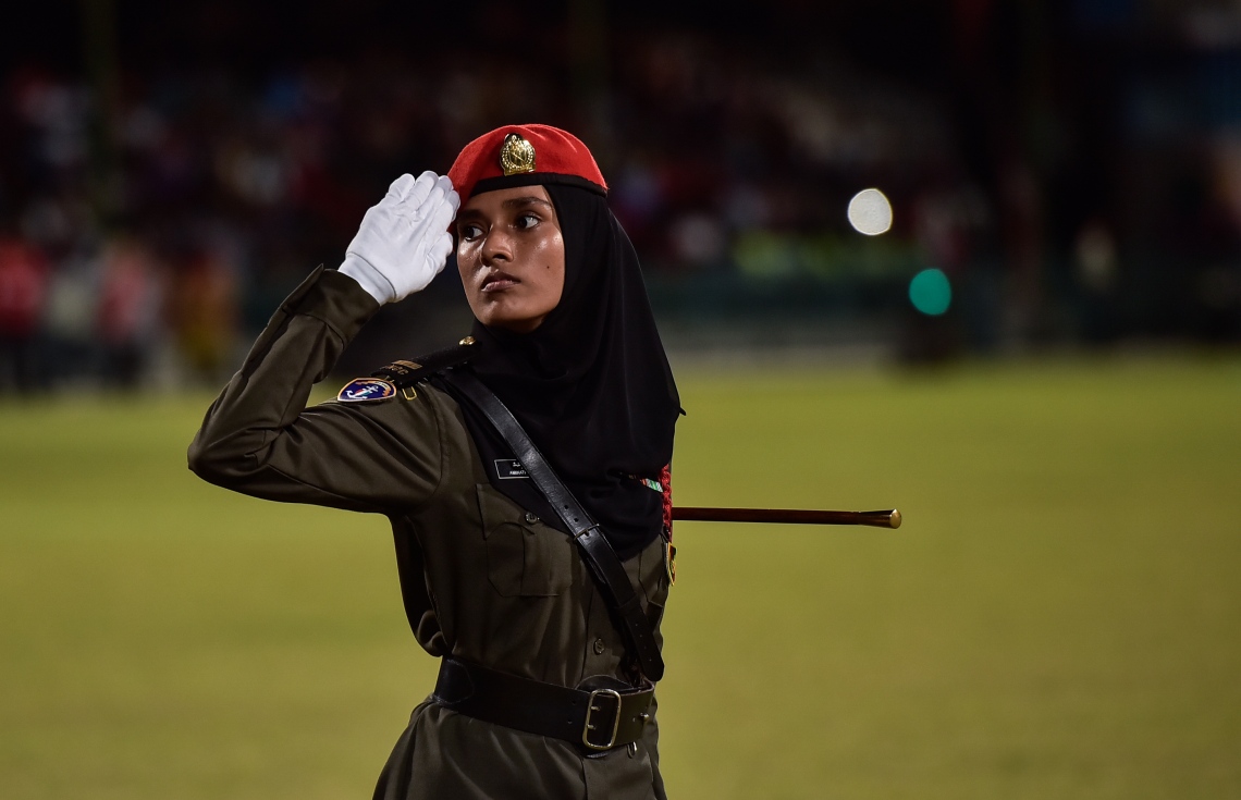 މާލެ: ޖުލައި 26، 2017: މި އަހަރުގެ މިނިވަން ދުވަހާ ގުޅިގެން ގަލޮޅު ދަނޑުގައި ބޭއްވި ހެވިކަމާއި ކުޅިވަރުތަކުގެ ތެރެއިން ކެޑޭޓަކު ސެލިއުޓް ނަގަނީ.---މިހާރު ފޮޓޯ: ހުސެއިން ވަހީދު