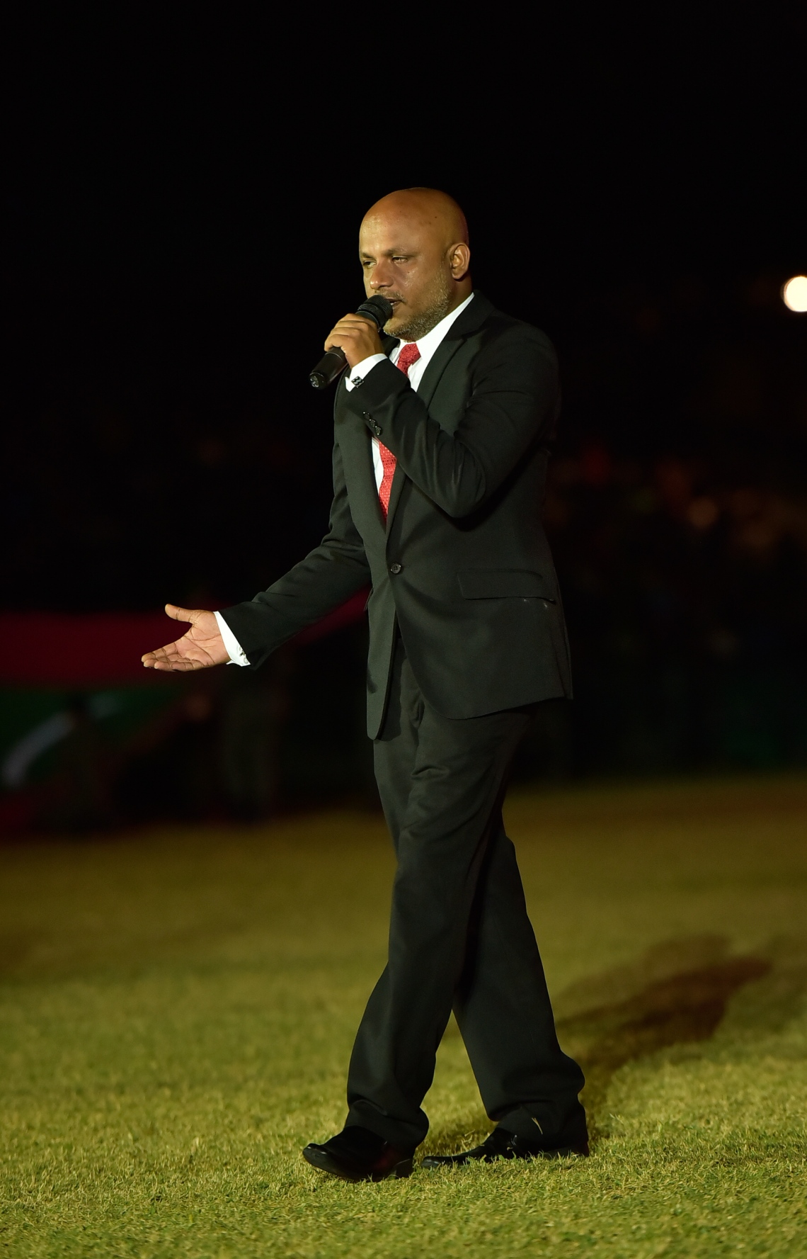 މާލެ: ޖުލައި 26، 2017: މި އަހަރުގެ މިނިވަން ދުވަހާ ގުޅިގެން ގަލޮޅު ދަނޑުގައި ބޭއްވި ހެވިކަމާއި ކުޅިވަރުގެ އައިޓަމްތައް ޝަރަފުވެރި ކޮށްދެއްވި ޕާކިސްތާނުގެ ބޮޑުވަޒީރު ނަވާޒް ޝަރީފަށް މަރުހަބާ ދެންނެވުމުގެ ލަވައެއް މުހައްމަދު އަބްދުލް ޣަނީ (ތޭރަވާ) ހުށަހަޅައިދެނީ.---މިހާރު ފޮޓޯ: ހުސެއިން ވަހީދު