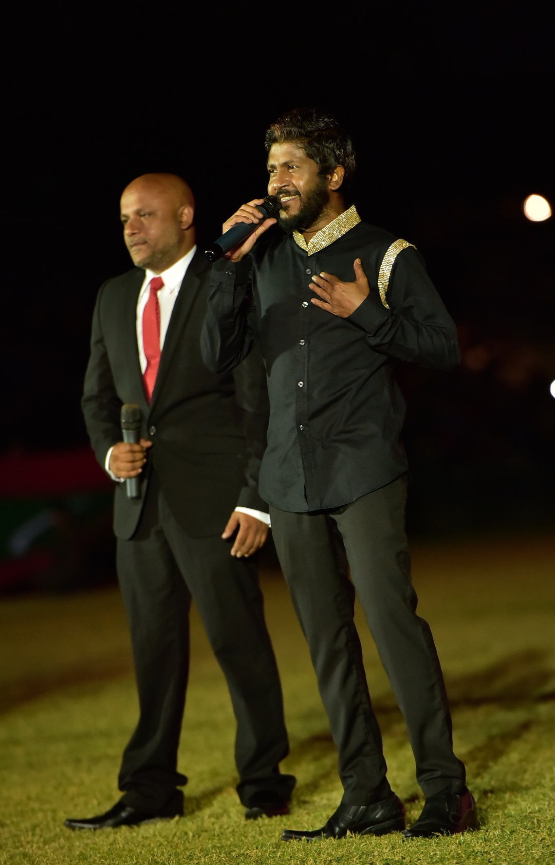 މާލެ: ޖުލައި 26، 2017: މި އަހަރުގެ މިނިވަން ދުވަހާ ގުޅިގެން ގަލޮޅު ދަނޑުގައި ބޭއްވި ހެވިކަމާއި ކުޅިވަރުގެ އައިޓަމްތައް ޝަރަފުވެރި ކޮށްދެއްވި ޕާކިސްތާނުގެ ބޮޑުވަޒީރު ނަވާޒް ޝަރީފަށް މަރުހަބާ ދެންނެވުމުގެ ލަވައެއް މުހައްމަދު އަބްދުލް ޣަނީ (ތޭރަވާ) އާއި އިބްރާހިމް ޒައީދު އަލީ (ކުޑައިއްބެ) ހުށަހަޅައިދެނީ.---މިހާރު ފޮޓޯ: ހުސެއިން ވަހީދު