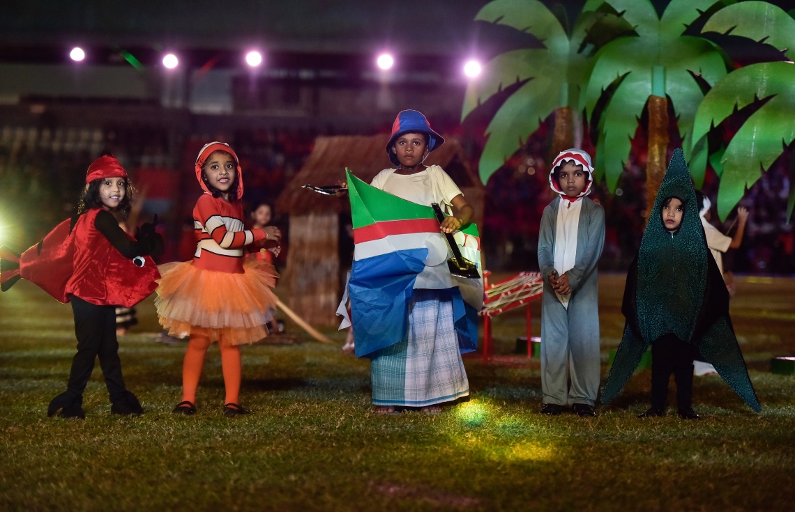 މާލެ: ޖުލައި 26، 2017: މި އަހަރުގެ މިނިވަން ދުވަހާ ގުޅިގެން ގަލޮޅު ދަނޑުގައި ބޭއްވި ކުޅިވަރުތަކުގެ ތެރެއިން ސްކޫލު ކުދިންތަކެއް އައިޓަމެއް ހުށަހަޅައިދެނީ.---މިހާރު ފޮޓޯ: ހުސެއިން ވަހީދު