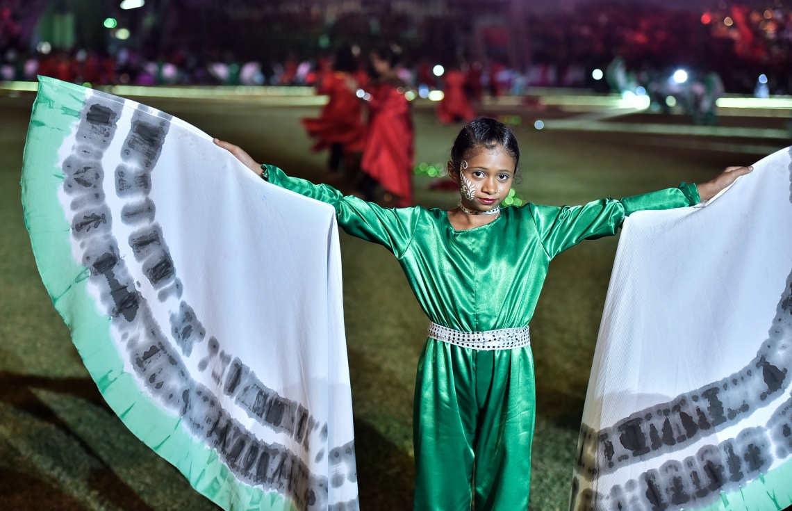 މާލެ: ޖުލައި 26، 2017: މި އަހަރުގެ މިނިވަން ދުވަހާ ގުޅިގެން ގަލޮޅު ދަނޑުގައި ބޭއްވި ކުޅިވަރުތަކުގެ ތެރެއިން ސްކޫލު ކުދިންތަކެއް އައިޓަމެއް ހުށަހަޅައިދެނީ.---މިހާރު ފޮޓޯ: ހުސެއިން ވަހީދު