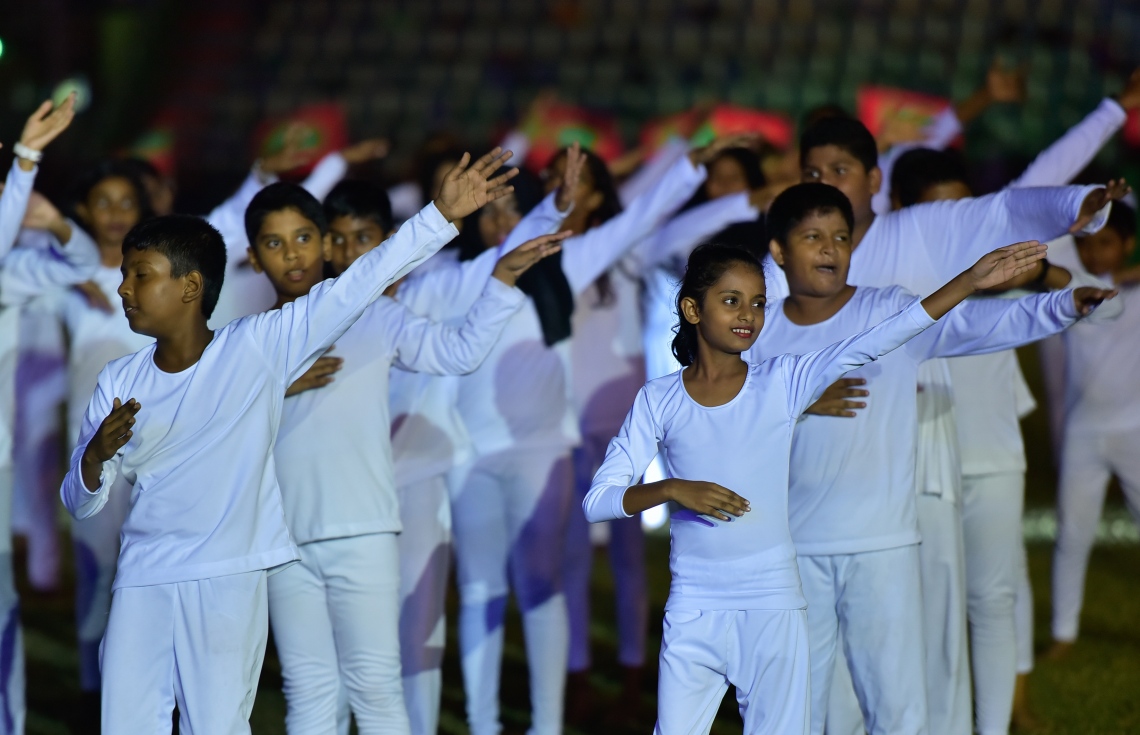 މާލެ: ޖުލައި 26، 2017: މި އަހަރުގެ މިނިވަން ދުވަހާ ގުޅިގެން ގަލޮޅު ދަނޑުގައި ބޭއްވި ކުޅިވަރުތަކުގެ ތެރެއިން ސްކޫލު ކުދިންތަކެއް އައިޓަމެއް ހުށަހަޅައިދެނީ.---މިހާރު ފޮޓޯ: ހުސެއިން ވަހީދު