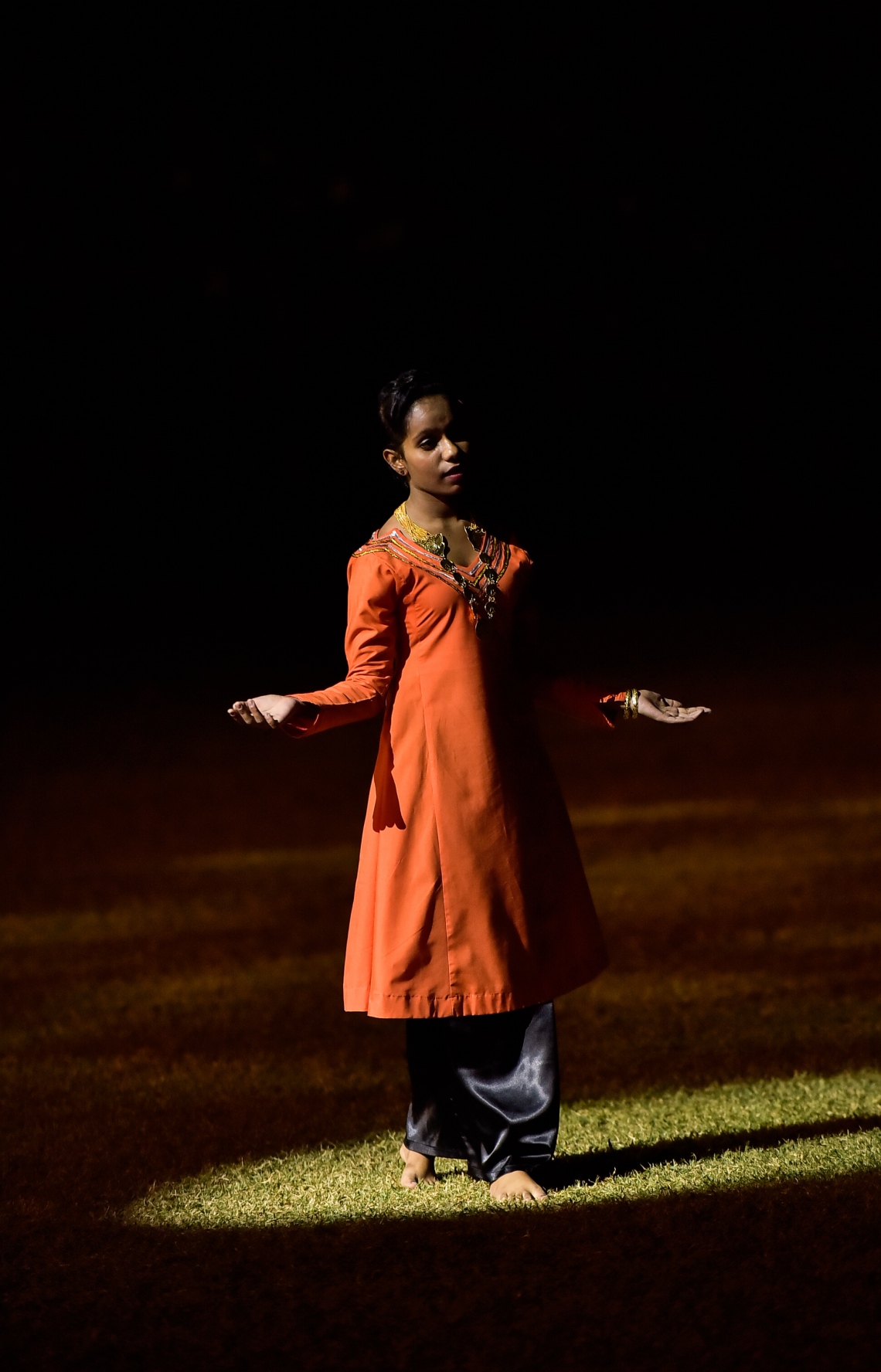 މާލެ: ޖުލައި 26، 2017: މި އަހަރުގެ މިނިވަން ދުވަހާ ގުޅިގެން ގަލޮޅު ދަނޑުގައި ބޭއްވި ކުޅިވަރުތަކުގެ ތެރެއިން ސްކޫލު ކުއްޖަކު އައިޓަމެއް ހުށަހަޅައިދެނީ.---މިހާރު ފޮޓޯ: ހުސެއިން ވަހީދު