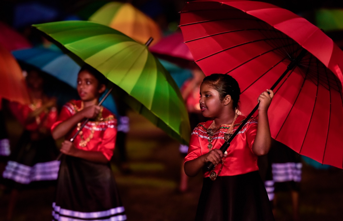 މާލެ: ޖުލައި 26، 2017: މި އަހަރުގެ މިނިވަން ދުވަހާ ގުޅިގެން ގަލޮޅު ދަނޑުގައި ބޭއްވި ކުޅިވަރުތަކުގެ ތެރެއިން ސްކޫލު ކުދިންތަކެއް އައިޓަމެއް ހުށަހަޅައިދެނީ.---މިހާރު ފޮޓޯ: ހުސެއިން ވަހީދު