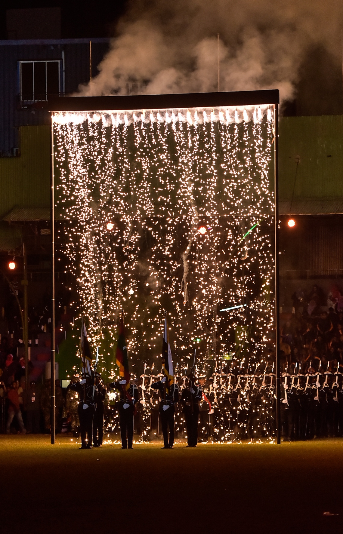 މާލެ: ޖުލައި 26، 2017: މި އަހަރުގެ މިނިވަން ދުވަހާ ގުޅިގެން ގަލޮޅު ދަނޑުގައި ބޭއްވި ކުޅިވަރުތަކުގައި ދިވެހި ސިފައިން ސައިލެންޓް ޑްރިލްއެއް ހުށަހަޅަނީ: ހިތްގައިމު މި ޑްރިލް އަށް ބޮޑު ތަރުހީބެއް ލިބުނު.---މިހާރު ފޮޓޯ: ހުސެއިން ވަހީދު