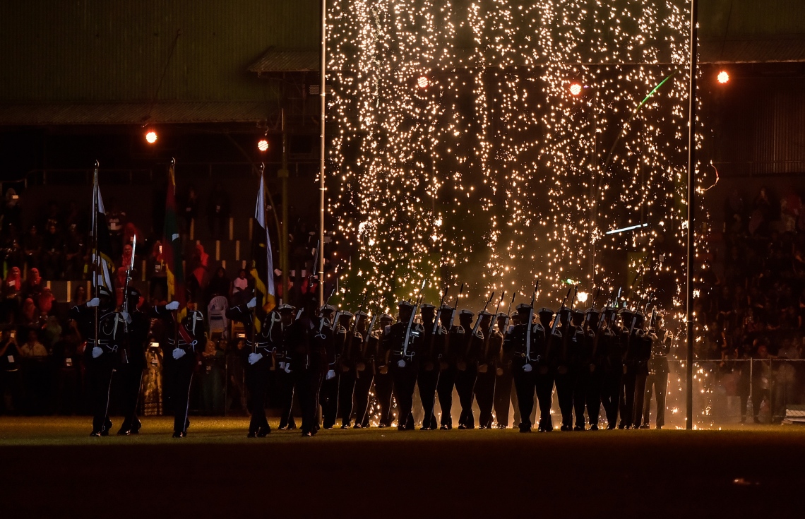 މާލެ: ޖުލައި 26، 2017: މި އަހަރުގެ މިނިވަން ދުވަހާ ގުޅިގެން ގަލޮޅު ދަނޑުގައި ބޭއްވި ކުޅިވަރުތަކުގައި ދިވެހި ސިފައިން ސައިލެންޓް ޑްރިލްއެއް ހުށަހަޅަނީ: ހިތްގައިމު މި ޑްރިލް އަށް ބޮޑު ތަރުހީބެއް ލިބުނު.---މިހާރު ފޮޓޯ: ހުސެއިން ވަހީދު