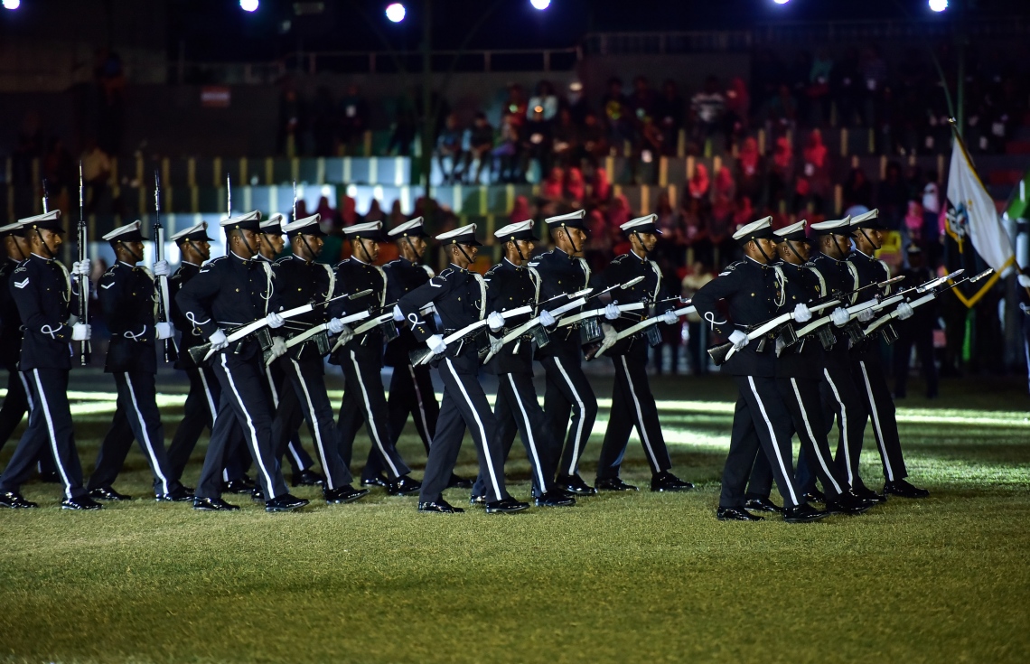 މާލެ: ޖުލައި 26، 2017: މި އަހަރުގެ މިނިވަން ދުވަހާ ގުޅިގެން ގަލޮޅު ދަނޑުގައި ބޭއްވި ކުޅިވަރުތަކުގައި ދިވެހި ސިފައިން ސައިލެންޓް ޑްރިލްއެއް ހުށަހަޅަނީ: ހިތްގައިމު މި ޑްރިލް އަށް ބޮޑު ތަރުހީބެއް ލިބުނު.---މިހާރު ފޮޓޯ: ހުސެއިން ވަހީދު