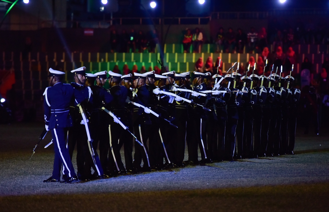 މާލެ: ޖުލައި 26، 2017: މި އަހަރުގެ މިނިވަން ދުވަހާ ގުޅިގެން ގަލޮޅު ދަނޑުގައި ބޭއްވި ކުޅިވަރުތަކުގައި ދިވެހި ސިފައިން ސައިލެންޓް ޑްރިލްއެއް ހުށަހަޅަނީ: ހިތްގައިމު މި ޑްރިލް އަށް ބޮޑު ތަރުހީބެއް ލިބުނު.---މިހާރު ފޮޓޯ: ހުސެއިން ވަހީދު