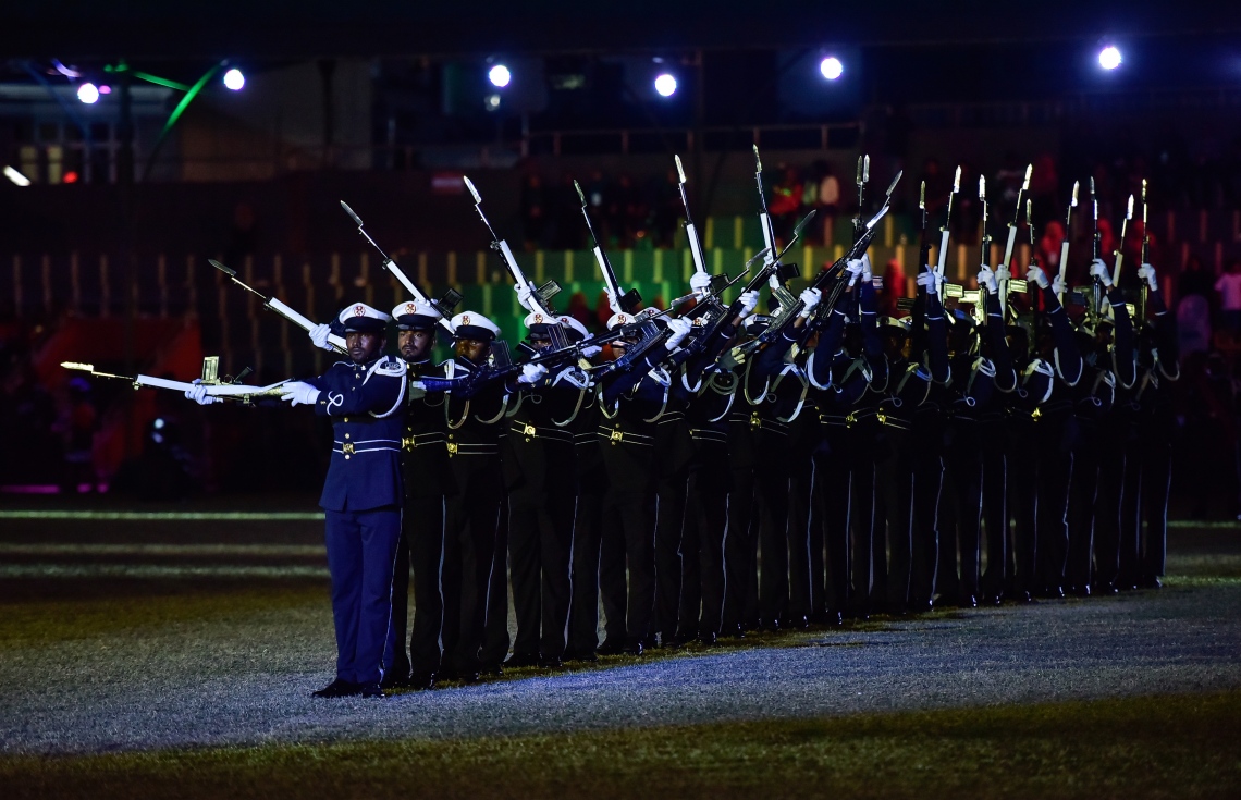 މާލެ: ޖުލައި 26، 2017: މި އަހަރުގެ މިނިވަން ދުވަހާ ގުޅިގެން ގަލޮޅު ދަނޑުގައި ބޭއްވި ކުޅިވަރުތަކުގައި ދިވެހި ސިފައިން ސައިލެންޓް ޑްރިލްއެއް ހުށަހަޅަނީ: ހިތްގައިމު މި ޑްރިލް އަށް ބޮޑު ތަރުހީބެއް ލިބުނު.---މިހާރު ފޮޓޯ: ހުސެއިން ވަހީދު
