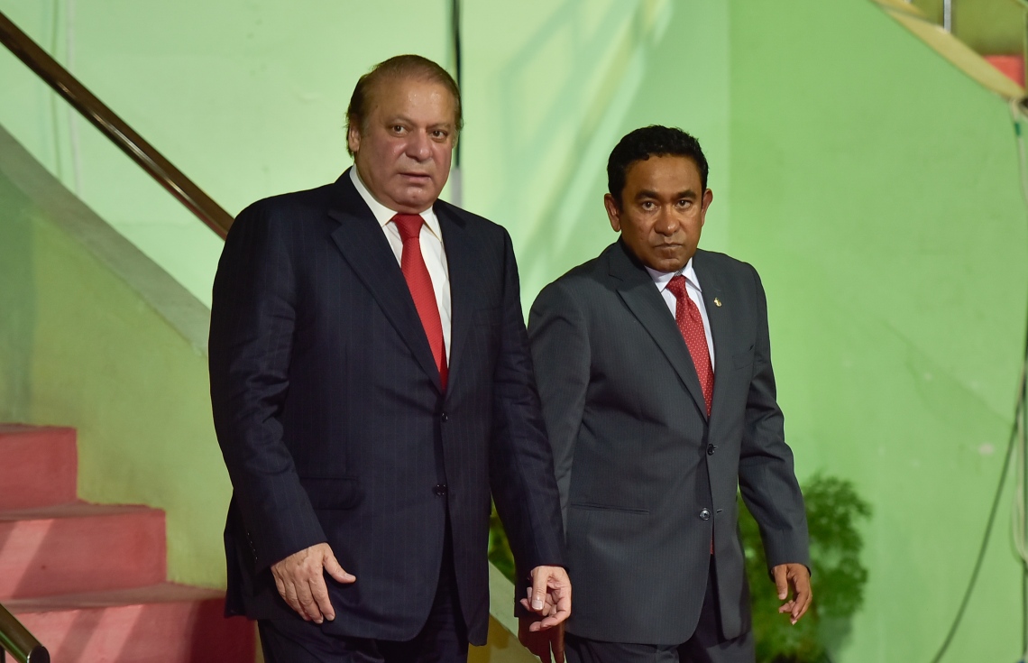 މާލެ: ޖުލައި 26، 2017: މި އަހަރުގެ މިނިވަން ދުވަހާ ގުޅިގެން ގަލޮޅު ދަނޑުގައި ބޭއްވި ސްކޫލް ކުދިންގެ ކުޅިވަރު ހަރަކާތުގައި ބައިވެރިވެވަޑައިގަތުމަށް ފަހު، ރައީސް ޔާމީނާއި ޕާކިސްތާނުގެ ބޮޑުވަޒީރު ނަވާޒް ޝަރީފް ވަޑައިގަންނަވަނީ.---މިހާރު ފޮޓޯ: ހުސެއިން ވަހީދު