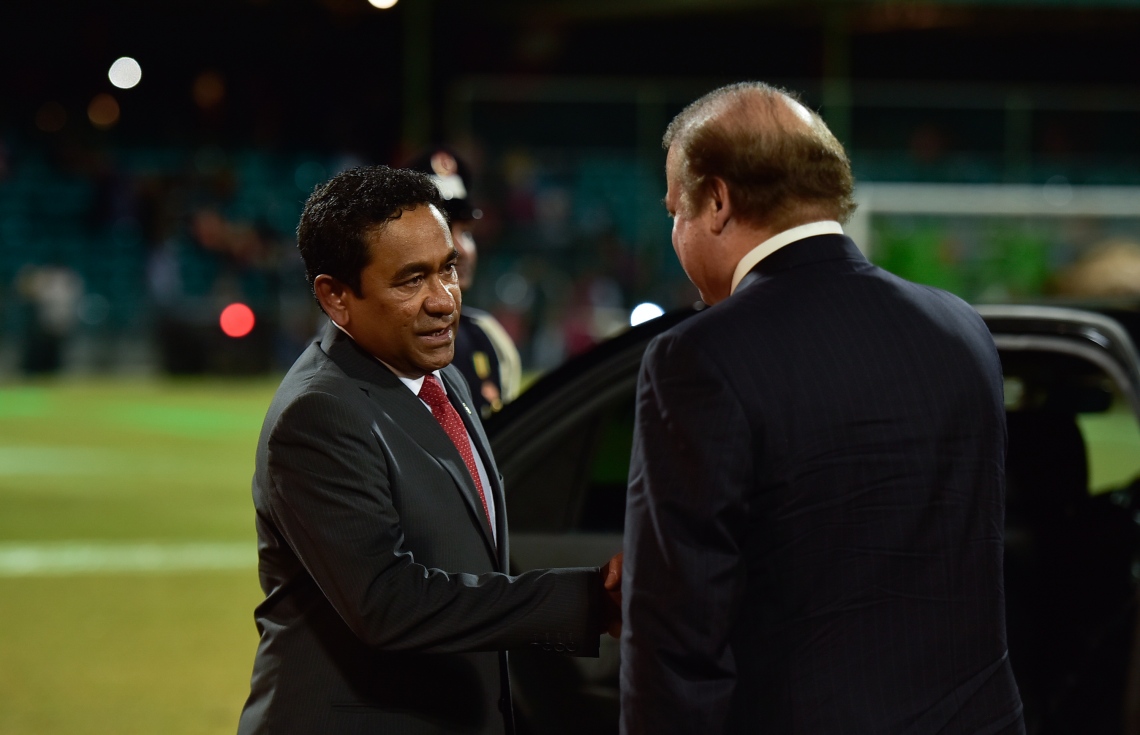 މާލެ: ޖުލައި 26، 2017: މި އަހަރުގެ މިނިވަން ދުވަހާ ގުޅިގެން ގަލޮޅު ދަނޑުގައި ބޭއްވި ސްކޫލް ކުދިންގެ ކުޅިވަރު ހަރަކާތުގައި ބައިވެރިވެވަޑައިގަތުމަށް ފަހު، ޕާކިސްތާނުގެ ބޮޑުވަޒީރު ނަވާޒް ޝަރީފް ރިސޯޓަށް ވަޑައިގަތުމުގެ ކުރިން ރައީސް ޔާމީން ސަލާމް ކުރައްވަނީ.---މިހާރު ފޮޓޯ: ހުސެއިން ވަހީދު