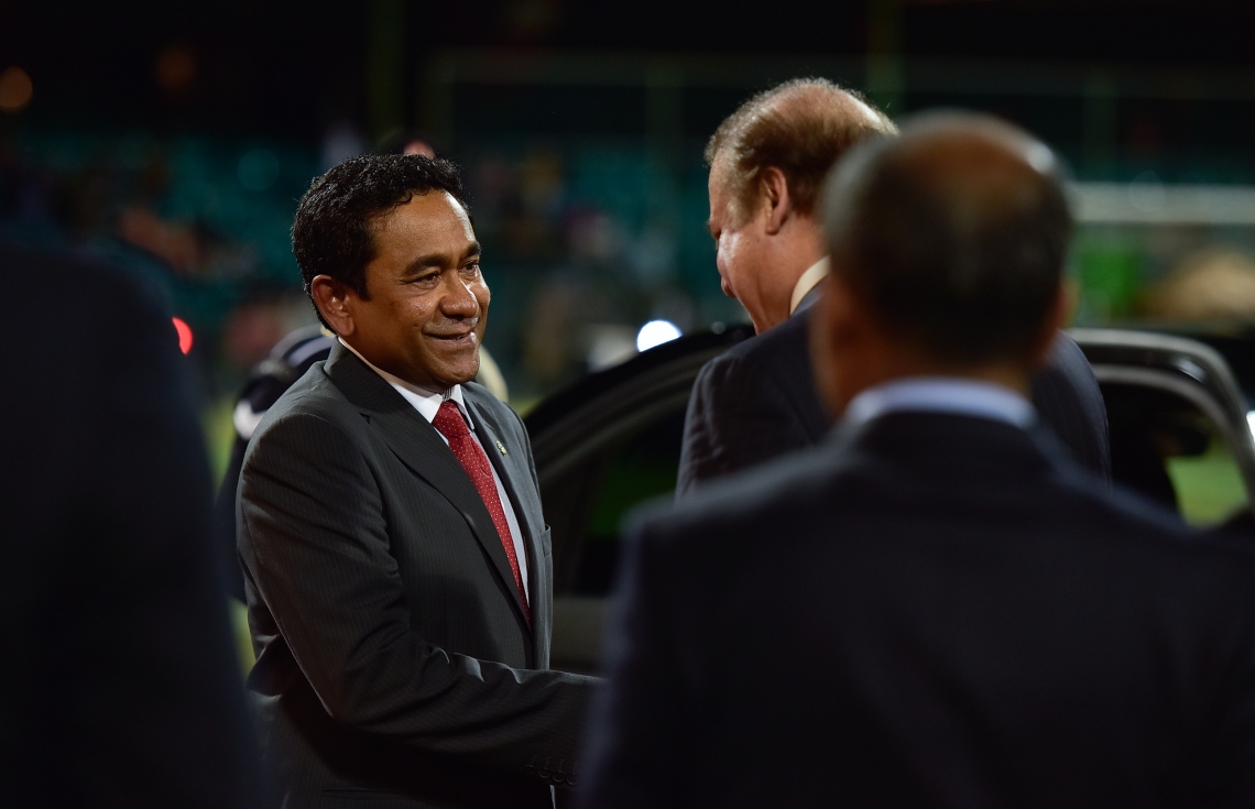 މާލެ: ޖުލައި 26، 2017: މި އަހަރުގެ މިނިވަން ދުވަހާ ގުޅިގެން ގަލޮޅު ދަނޑުގައި ބޭއްވި ސްކޫލް ކުދިންގެ ކުޅިވަރު ހަރަކާތުގައި ބައިވެރިވެވަޑައިގަތުމަށް ފަހު، ޕާކިސްތާނުގެ ބޮޑުވަޒީރު ނަވާޒް ޝަރީފް ރިސޯޓަށް ވަޑައިގަތުމުގެ ކުރިން ރައީސް ޔާމީން ސަލާމް ކުރައްވަނީ.---މިހާރު ފޮޓޯ: ހުސެއިން ވަހީދު