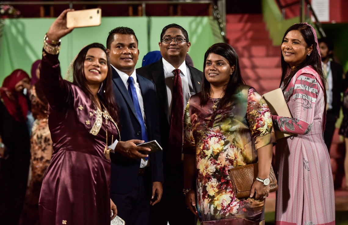 މާލެ: ޖުލައި 26، 2017: މި އަހަރުގެ މިނިވަން ދުވަހާ ގުޅިގެން ގަލޮޅު ދަނޑުގައި ބޭއްވި ސްކޫލް ކުދިންގެ ކުޅިވަރު ހަރަކާތަށް ފަހު، ބައެއް ވަޒީރުންނާއި ޕްރޮސެކިއުޓަ ޖެނެރަލް އައިޝަތު ބިޝާމް ސެލްފީއެއް ނަންގަވަނީ.---މިހާރު ފޮޓޯ: ހުސެއިން ވަހީދު