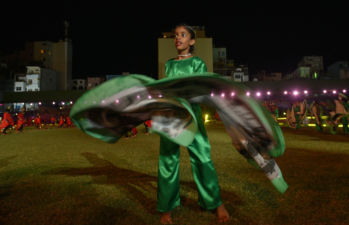 މާލެ: ޖުލައި 26، 2017: މި އަހަރުގެ މިނިވަން ދުވަހާ ގުޅިގެން ގަލޮޅު ދަނޑުގައި ބޭއްވި ކުޅިވަރުތަކުގެ ތެރެއިން ސްކޫލު ކުދިންތަކެއް އައިޓަމެއް ހުށަހަޅައިދެނީ.---މިހާރު ފޮޓޯ: ހުސެއިން ވަހީދު