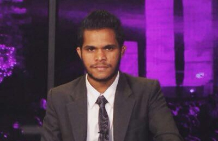 ސަންގު ޓީވީގެ ނޫސްވެރިޔަކު ފުލުސް އޮފީހަށް ހާޒިރުކުރަނީ