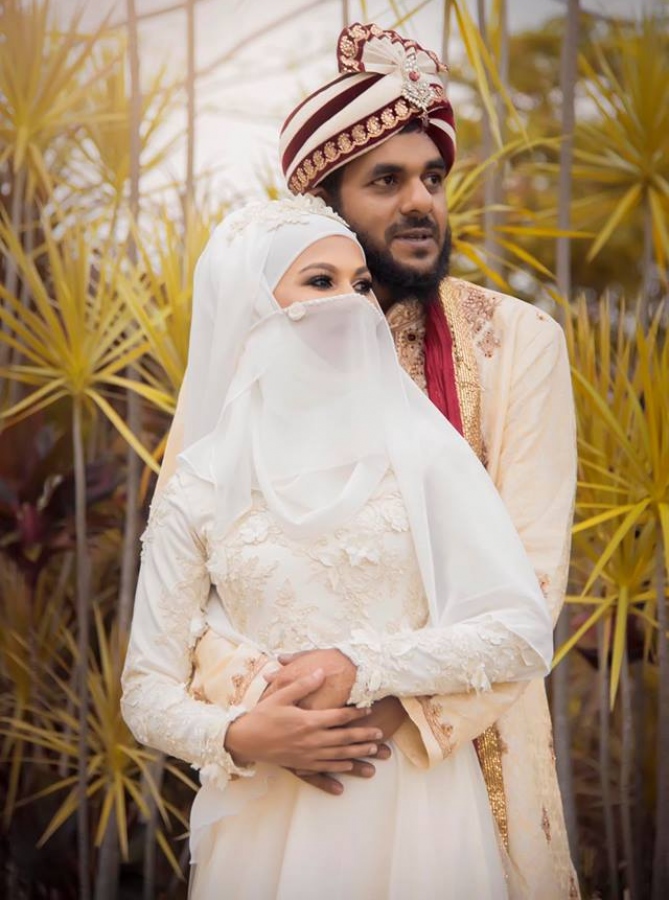 ޝަޒް އޭނާގެ ފިރިމީހާ އާ އެކު ފޮޓޯ ޝޫޓިންގައި -- ފޮޓޯ: ވިންކް އަ ޕިކް