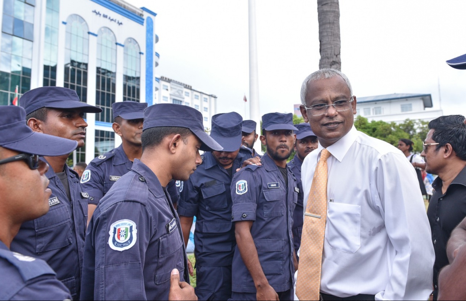 އިބޫ މިދިޔަ ބުރާސްފަތި ދުވަހު ފުލުސް އޮފީހަށް ވަންނަވަން ފުލުހުންގެ އިދާރާ ކައިރީގައި މަޑުކޮށްލައްވައިގެން.---މިހާރު ފޮޓޯ: ހުސެއިން ވަހީދު