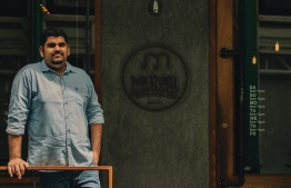 މަކްރޫކް އޭނގެ "މެރާކީ" ކޮފީ ޝޮޕްގައި -- ފޮޓޯ: މިލްކް އެންޑް ޔޯކް