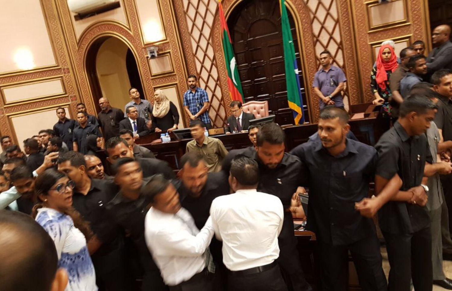 ސިފައިންގެ ހިމާޔަތުގައި އަބްދުﷲ މަސީހު މަޖިލިހުގެ ޖަލްސާއެއް ކުރިއަށް ގެންދަވަނީ