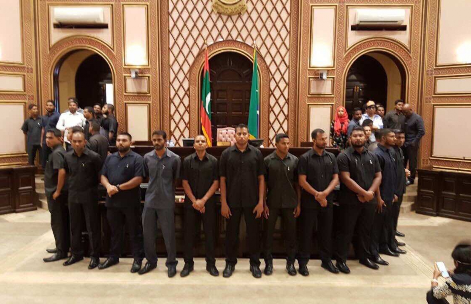 މަޖިލިހުގެ ރިޔާސަތާއި އިދާރީ މޭޒުގެ ވަށައިގެން ސިފައިން އެތުރިގެން.